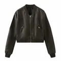 Vista dettagliata del bomber da donna in finta pelle con colletto a coste e tasche con zip - XS / Top / Marrone scuro