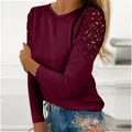 Dettaglio del top bordeaux a maniche lunghe con intricate spalle in pizzo traforate e eleganti - Taglia S / Top / Borgogna