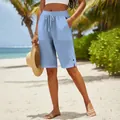 Détail de short en coton et lin bleu clair avec cordon de serrage, poches et boutons - Bleu clair