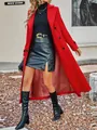 Vista intera di un cappotto di lana rosso a doppio petto con gonna di pelle nera. - Rosso