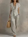 Dettaglio completo di un set due pezzi da donna con top con scollo a V e pantaloni - Taglia S / Parte Superiore e Parte Inferiore / grigio-argento