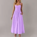 Detail eines lila gesmokten Maxikleids mit verstellbaren Trägern und Taschen. - Helllila
