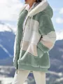 Vista laterale di una donna con giacca di peluche verde salvia e bianca con cappuccio - Taglia S / Top (F-80160) / Verde