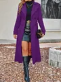 Vista intera di un elegante cappotto di lana viola doppiopetto in un contesto urbano. - Viola