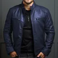 Detailopname van een heren navyblauwe slim-fit leren jas met opstaande kraag detail - Marineblauw