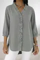 Dettaglio di una camicetta grigia effetto denim con scollo a V e volant sulle maniche 3/4. - 3XL / Top / Grigio chiaro