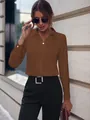 Elegante blusa marrón de manga larga combinada con pantalones negros y accesorios - Café