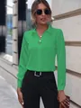 Elegante blusa verde de manga larga para mujer con un diseño minimalista de color liso - Verde esmeralda