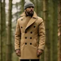 Elegante abrigo de lana camel para hombre con diseño de doble botonadura y solapas grandes - S / Tops / Caqui
