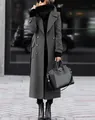 Elegante abrigo de lana gris para mujer con cinturón en un entorno urbano con estilo - S / Parte Superior (Y3) / Gris oscuro