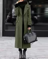 Primer plano de un elegante abrigo de lana verde oliva con doble botonadura y cinturón - S / Parte Superior (Y3) / Verde Militar