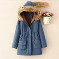 Mittellange blaue Parkajacke mit Kapuze, flauschigem Kunstfellkragen und Taillenzugband - Denim-Blau