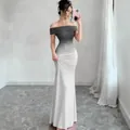 Elegante vestido largo ajustado con degradado de gris a blanco y hombros caídos - S / Vestidos / Gris