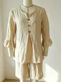 Casual beige linnen tweedelig setje met ruchesmouwen en knoopdetail op etalagepop - S / Boven- en Onderkant / Beige