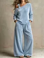 Elegant lichtblauw fluwelen loungeset met een stijlvolle one-shoulder top en gesp - Lichtblauw