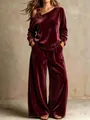 Modieuze bordeauxrode fluwelen tweedelige set met one-shoulder top en wijde broek voor dames - Bordeauxrood