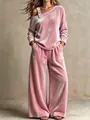 Dettaglio completo di set due pezzi in velluto rosa da donna con spalla scoperta - Taglia S / Top E Pantaloni / Rosa