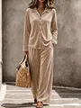Detailansicht des eleganten champagnerfarbenen Samt-Loungewear-Sets mit Knopfhemd - S / Oberteil Und Unterteil / Khaki