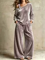 Dettaglio del set in velluto malva con spalla scoperta, fibbia e pantaloni larghi - Taglia S / Top E Pantaloni / Caffè