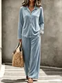 Detail eines hellblauen Samt-Lounge-Sets mit Hemd und eleganter Hose mit weitem Bein - S / Oberteil Und Unterteil / Hellblau