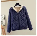Detail der dunkelblauen gesteppten Kapuzenjacke für Damen mit warmem Fleecefutter und Reißverschluss - M / Oberteile / Marineblau