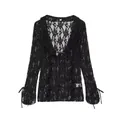 Dettaglio del top in pizzo nero con volant e maniche a campana dallo stile vintage - Taglia S / Top / Nero