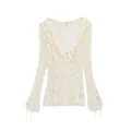 Dettaglio di questo top in pizzo vintage bianco con balze e maniche a campana eleganti - Taglia S / Top / Bianco