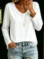 Dettaglio di una maglietta casual bianca a maniche lunghe con scollo a V da donna - Taglia S / Top / Bianco