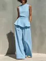 Dettaglio dell'elegante set in lino azzurro con top a peplo e pantaloni a gamba larga - Taglia S / Top E Pantaloni / Celeste