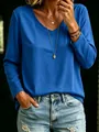 Dettaglio di una maglietta da donna a maniche lunghe blu reale con scollo a V e vestibilità - Taglia S / Top / Blu