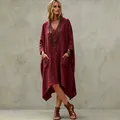 Abito boho in lino e cotone bordeaux con scollo a V e orlo asimmetrico alla moda - Taglia S / Vestiti / Borgogna