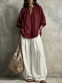 Λεπτομερής εμφάνιση του boho στυλ μπορντό τοπ και του λευκού φαρδιού παντελονιού - Μπορντό