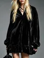 Gros plan sur une robe en velours noir de style français avec manches bouffantes. - S / Robes / Noir