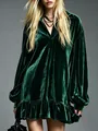 Détail d'une robe chemise en velours vert foncé avec ourlet à volants et manches lanterne - S / Robes / Vert Foncé