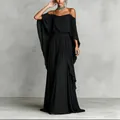 Elegante vestido largo negro con hombros descubiertos, mangas de capa y falda plisada - S / Vestidos / Negro