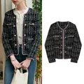Giacca in tweed a scacchi bianca e nera con bottoni dorati su modella e piatta - Taglia S / Top / Black & White Check