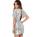 Vue détaillée de la robe argentée à paillettes avec dos nu et design épaules dénudées. - L / Robes / Argent