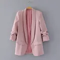 Detaillierte Vorderansicht eines rosa Blazers ohne Knopf mit Schalkragen Design - S / Oberteile / Rosa