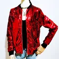 Detalle de cerca de chaqueta bomber de lentejuelas rojas con puños y cuello de canalé negro. - Rojo