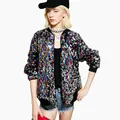 Detalle de chaqueta bomber de lentejuelas multicolores con ribetes de punto clásicos - Multicolor