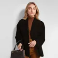 Professionelle Detailansicht eines schwarzen Retro-Oversize-Blazers mit braunem Rollkragen - S / Oberteile / Schwarz