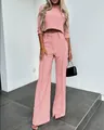 Vista detallada de un elegante conjunto rosa de dos piezas con top corto y pantalón ancho - S / Parte Superior y Parte Inferior / Rosa