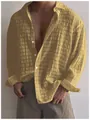 Vista dettagliata della camicia casual da uomo con trama stropicciata e bottoni - Giallo chiaro