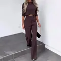 Elegante conjunto de dos piezas marrón oscuro con top corto y pantalón de pernera ancha - Burdeos