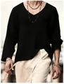 Détail d'un pull noir à col en V en maille ajourée pour homme avec une coupe décontractée. - S / Hauts / Noir