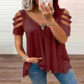 Detalle de camiseta burdeos de mujer con cuello en V con cremallera y hombros calados - Rojo