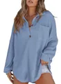 Detailaufnahme des blauen Waffelstrick-Oberteils für Damen mit Knöpfen und Tasche - S / Oberteile / Blau
