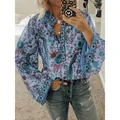Blouse bohème à imprimé paon bleu avec col boutonné, vue style de vie - Bleu