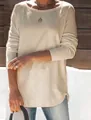 Detail van de zachte gebreide stof en de ronde halslijn van deze beige casual trui - Abrikoos