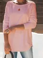 Detailweergave van een casual roze damestop met ronde hals en lange mouwen - S / Tops / Roze